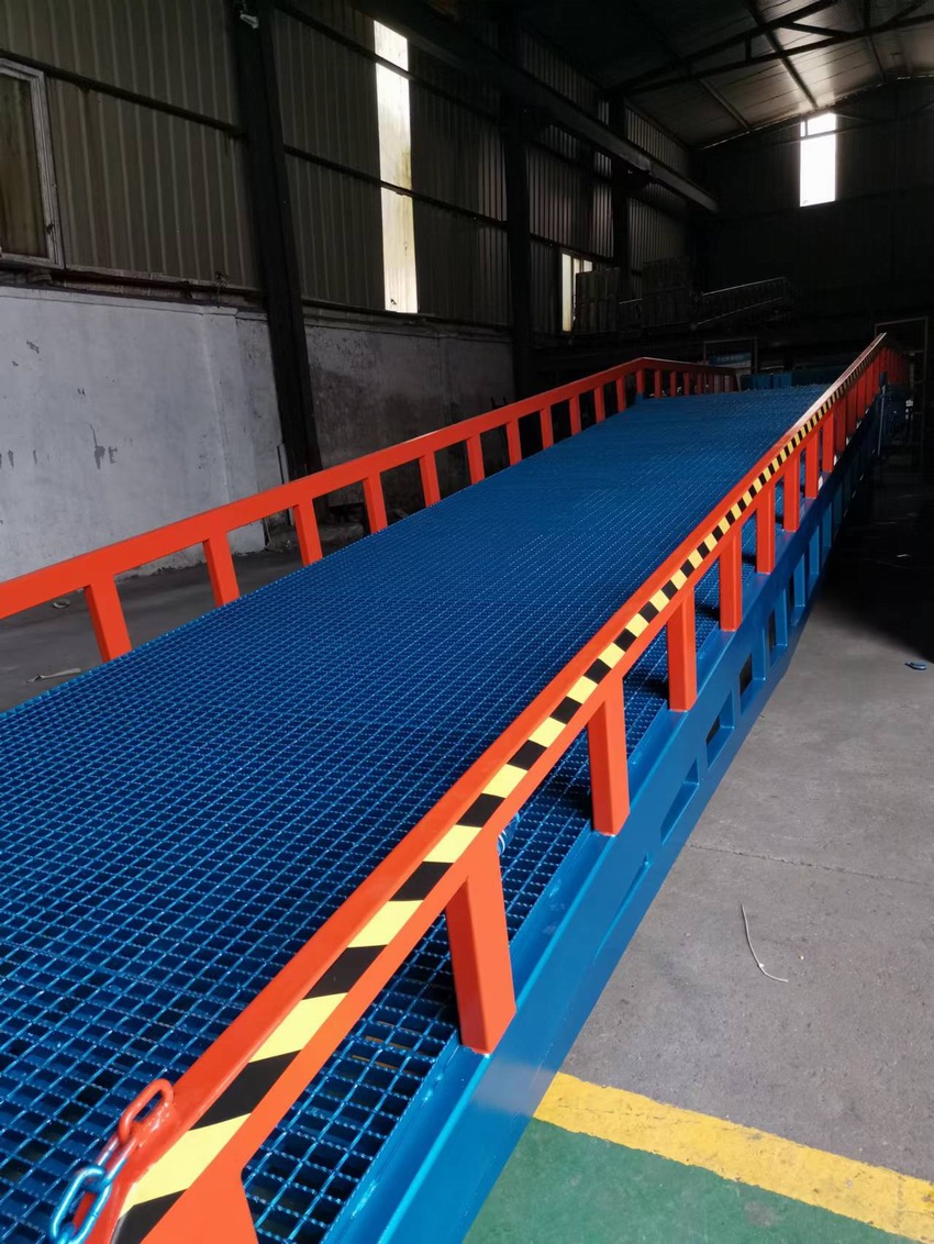 定制电动移动式登车桥DCQY10-0.6